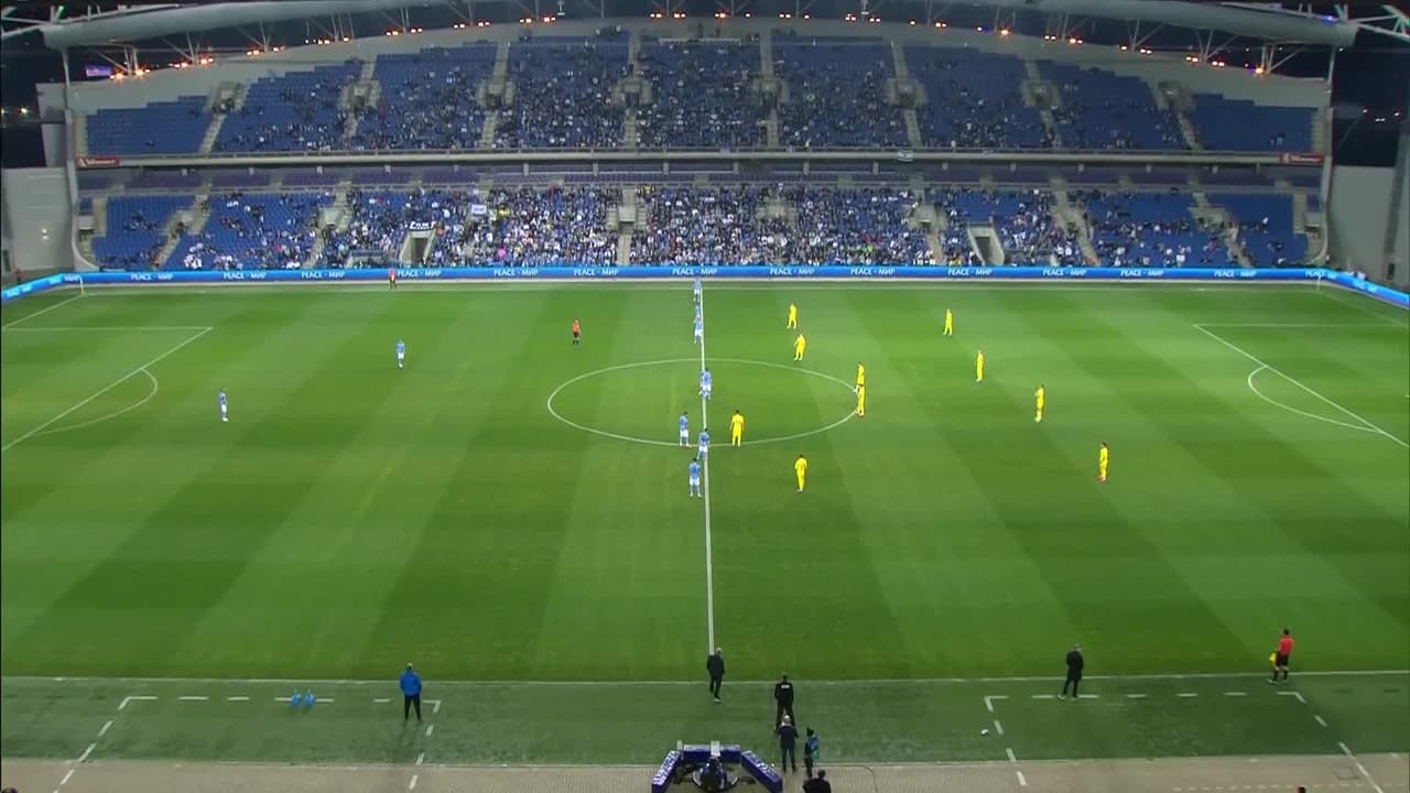 Arranca el partido y la pelota está en juego.
