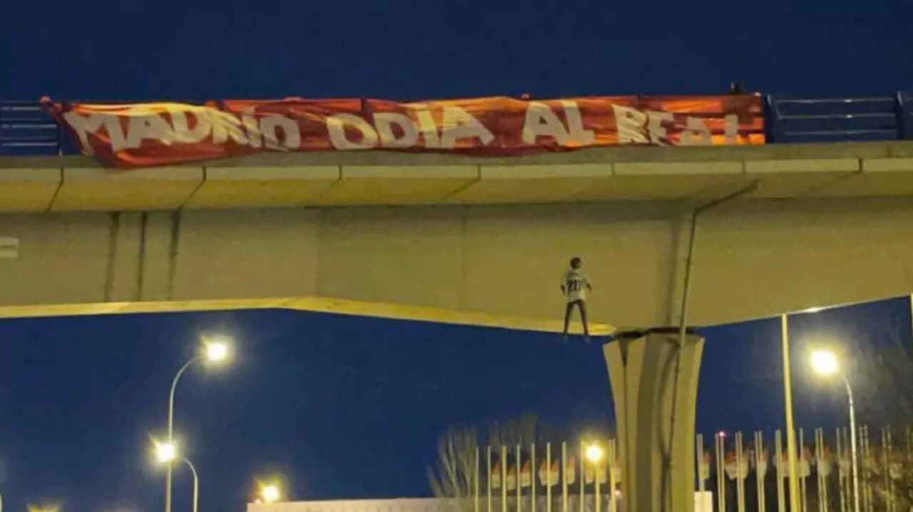 Un muñeco de Vinícius aparece colgado en puente de Madrid