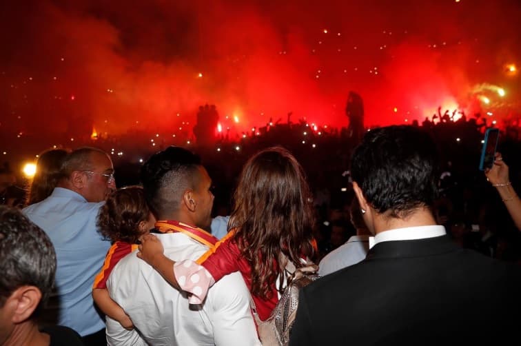 Impresionante recibimiento de afición de Galatasaray a Falcao