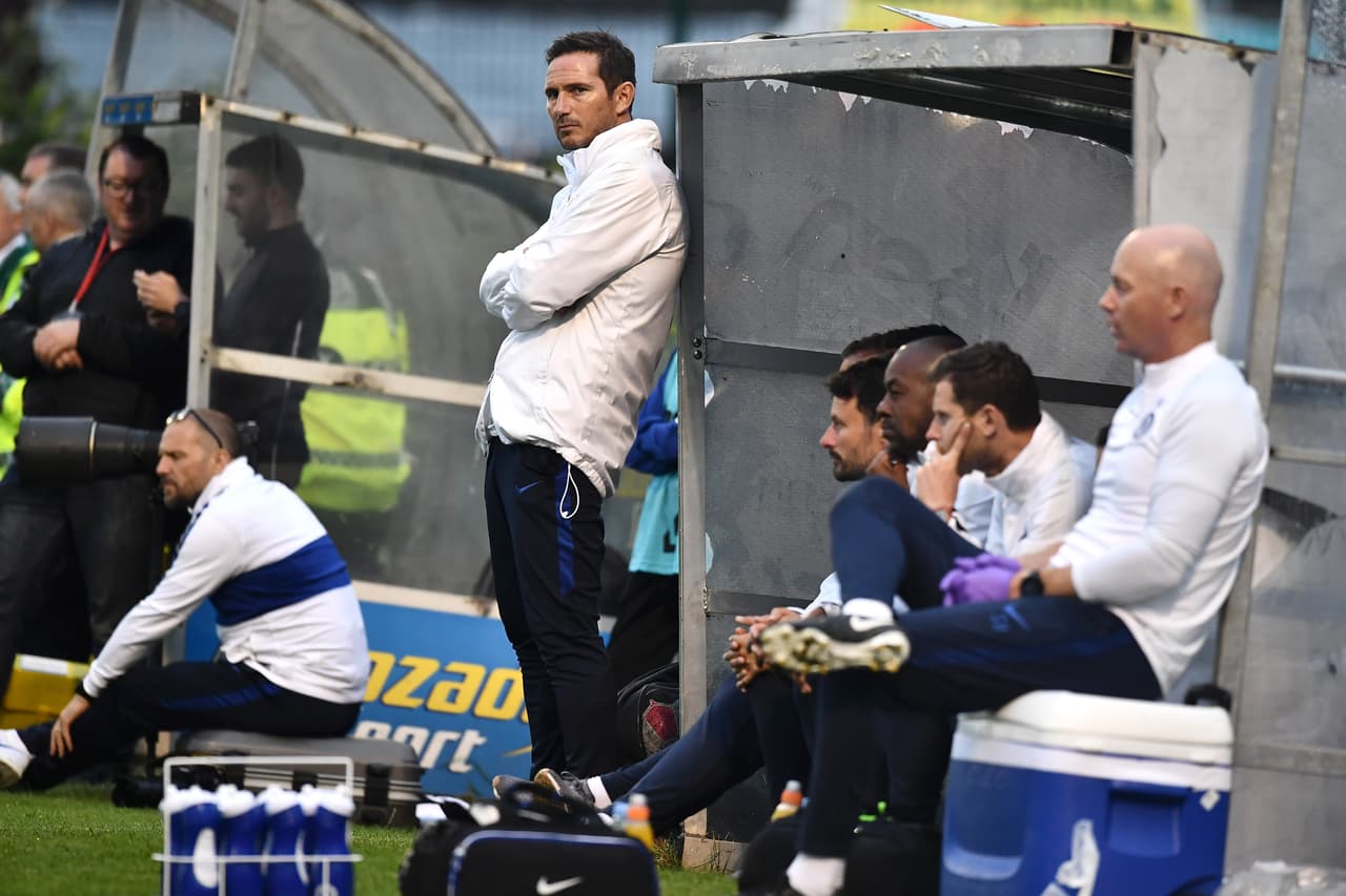 Sin embargo, el Chelsea de Lampard sufrió un duro golpe con el gol de Eric Molloy para Bohemians y un empate 1-1 inesperado para el equipo inglés.