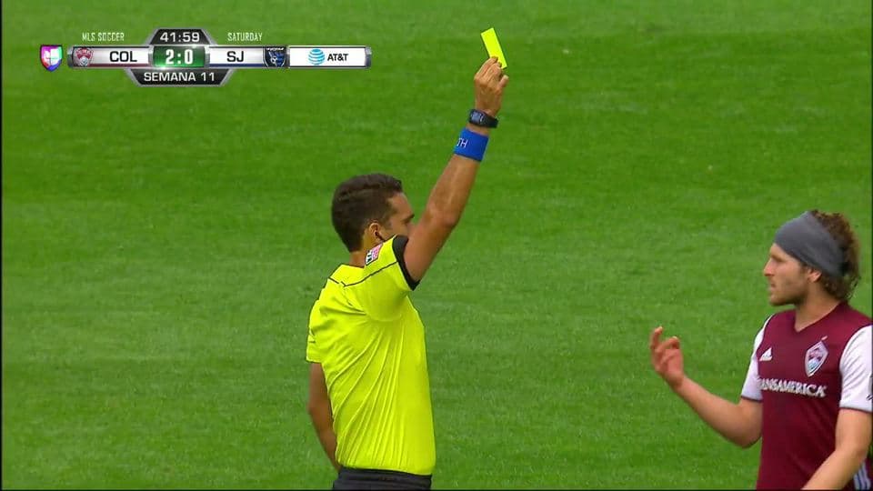 Tarjeta amarilla. El árbitro amonesta a Dillon Powers de Colorado Rapids