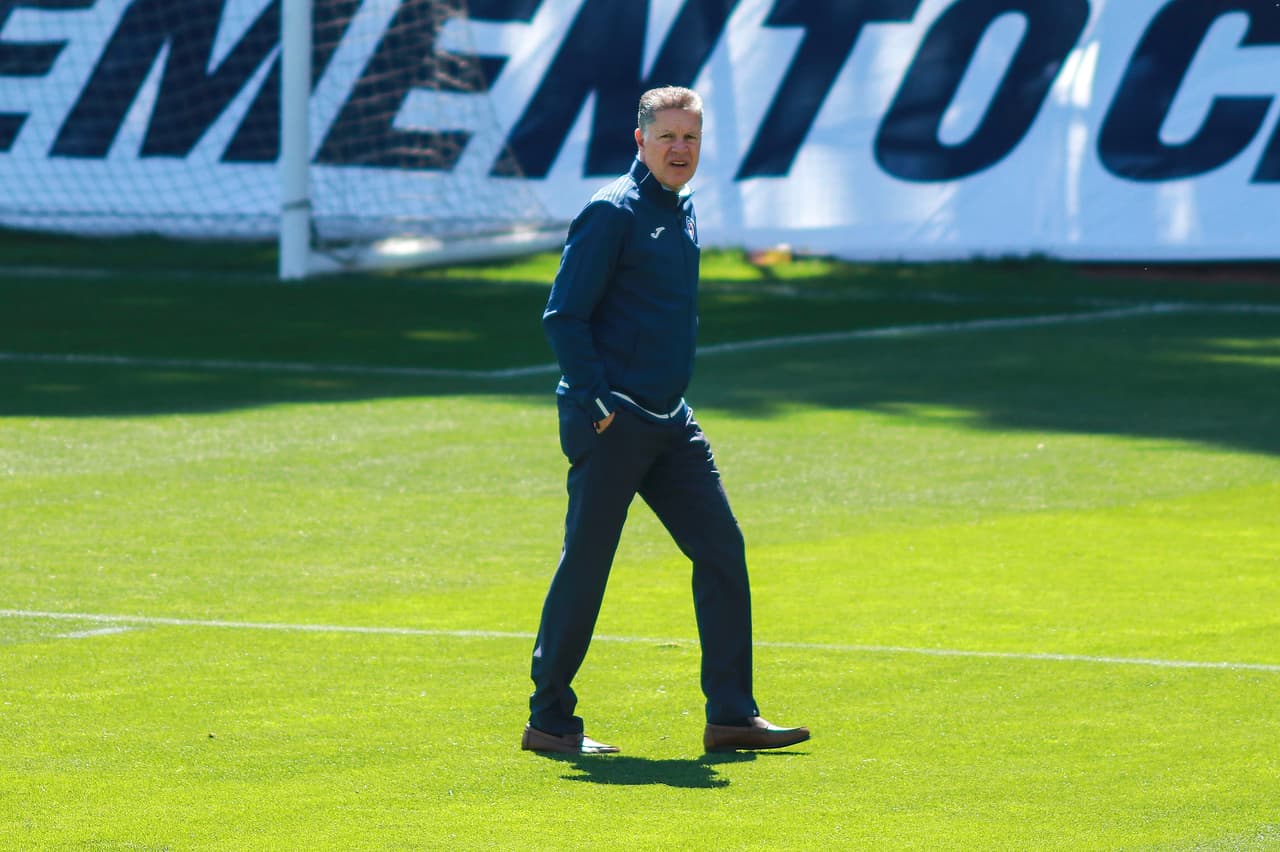 Cruz Azul, se´ptimo en el Clausura 2019, visitará a Monterrey con el reto de sumar para sostenerse en el grupo de Liguilla. Por eso, se entrena para ajustar detalles bajo la batuta de Pedro Caixinha y la mirada del presidente Ricardo Peláez.