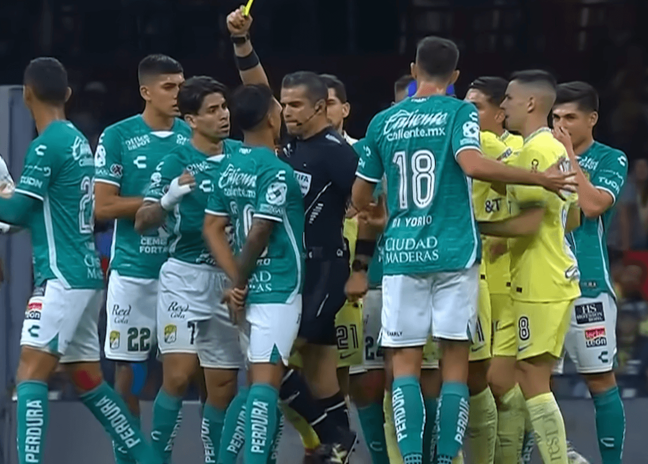 Tanto eran los reclamos que los jugadores del León rodearon al ‘Curro’ Hernández, quien perdió la cabeza y le dio un rodillazo en la zona baja a Lucas Romero.