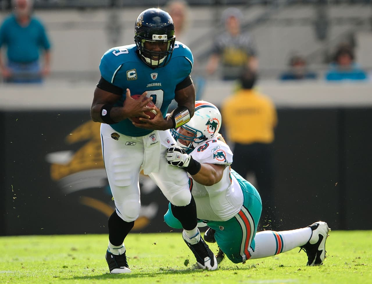 Como jugador de los Dolphins de Miami, Phillip Merling fue acusado en 2010 por agresión con agravantes contra su novia, Kristen Lennon, que no declaró en contra de su pareja.