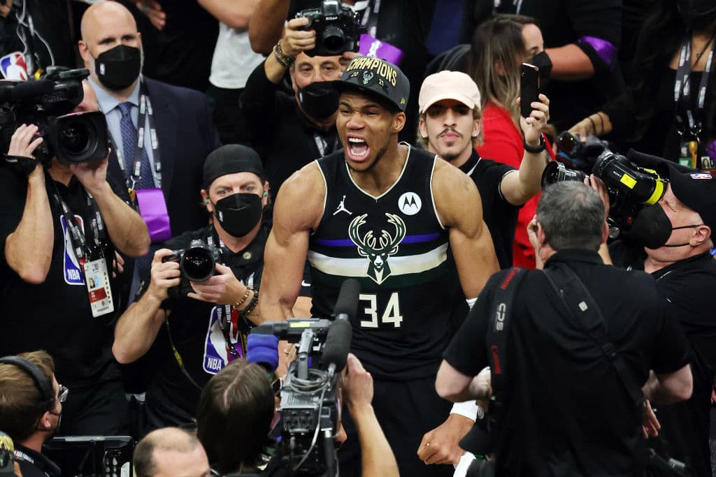 Los Bucks consiguen su segundo título y rompen la sequia desde 1971 sin un título.Milwaukee tuvo que venir de atrás de una desventaja de 0-2 y terminaron llevandose el título en el sexto juego con un total de 4 juegos ganados contra 2 de Phoenix.