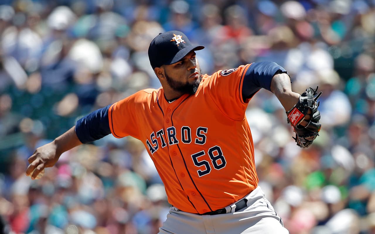 Francis Martes de los Astros de Houston lanza ante los Marineros de Seattle, el domingo 25 de junio de 2017. (AP Foto/Elaine Thompson)