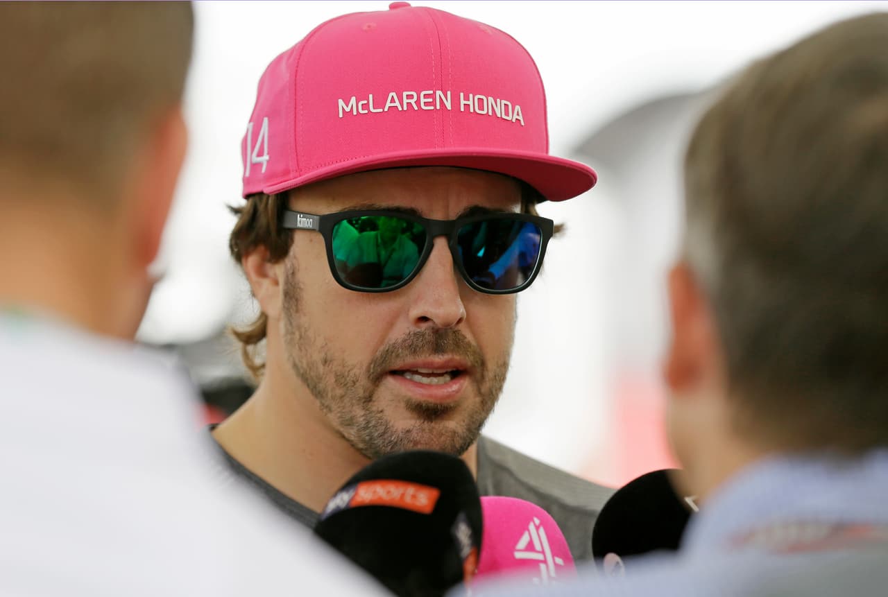 Por su parte, el español Fernando Alonso, de discreta temporada, fue protagonista en la previa al asegurar que seguirá con McLaren porque confía mucho en el motor del próximo campeonato.