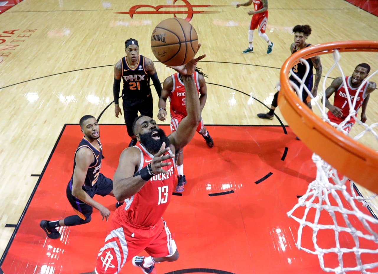 Los Houston Rockets, liderados por James Harden (centro), superaron 108-102 a los Phoenix Suns, conservando el tercer lugar de la Conferencia Oeste.