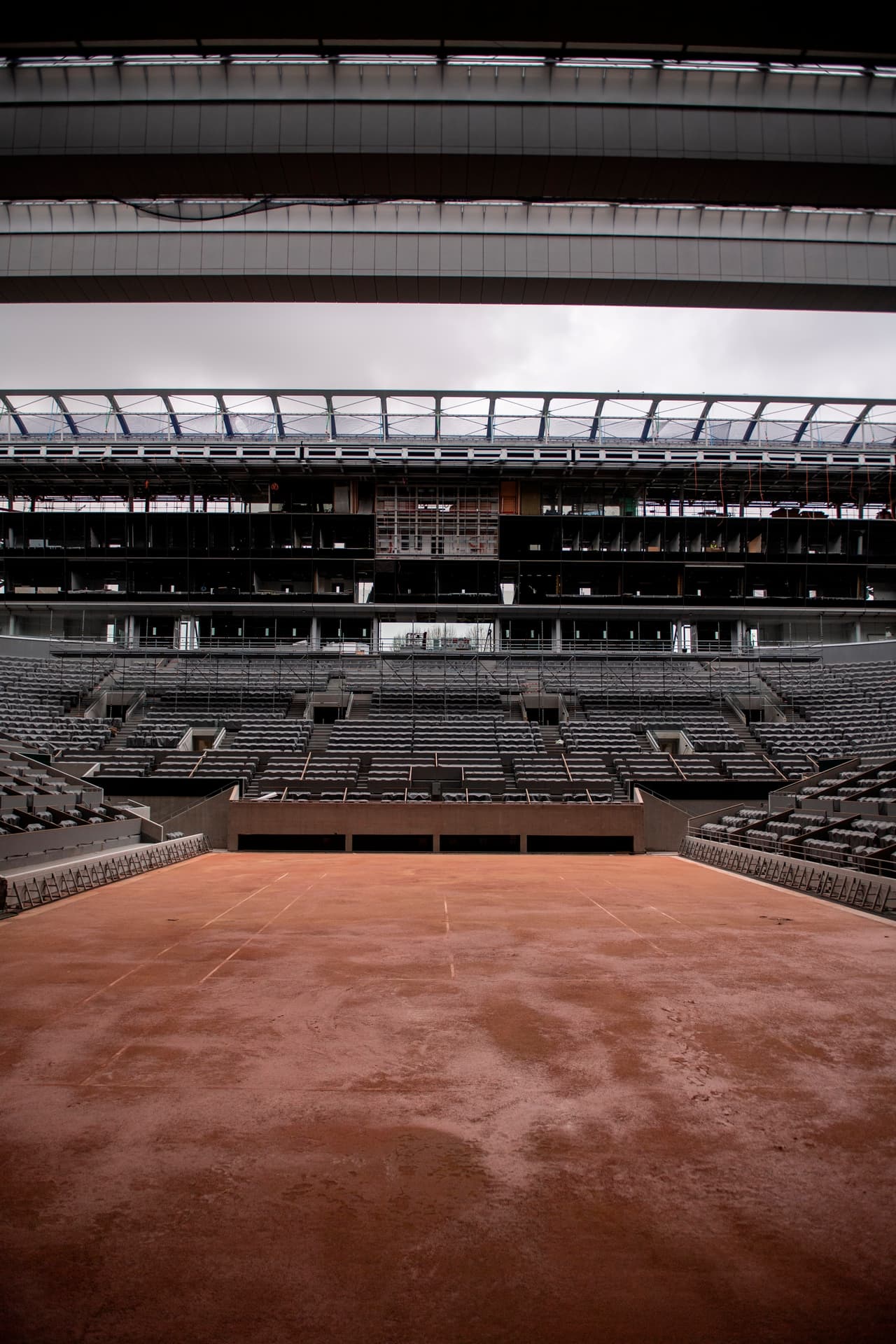 Este es el trabajo de construcción del nuevo techo del centro Philippe Chatrier en el estadio Roland Garros. Esta sede francesa se ha convertido en la última de las sedes del Grand Slam en instalar un techo retractable en su cancha principal.