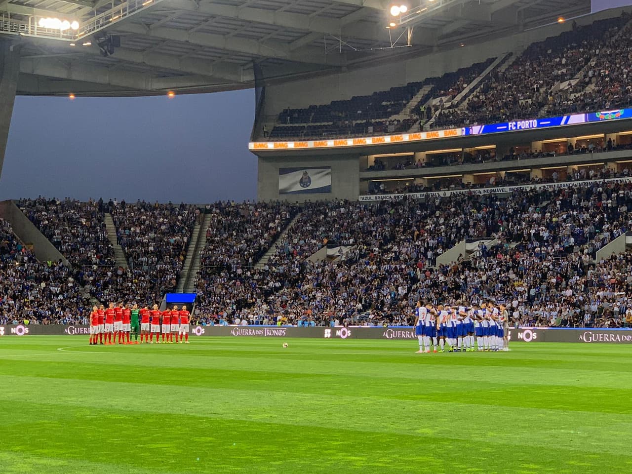 En el protocolo previo al partido se rindió un homenaje póstumo a las víctimas del accidente de un autobús en Madeira esta semana.