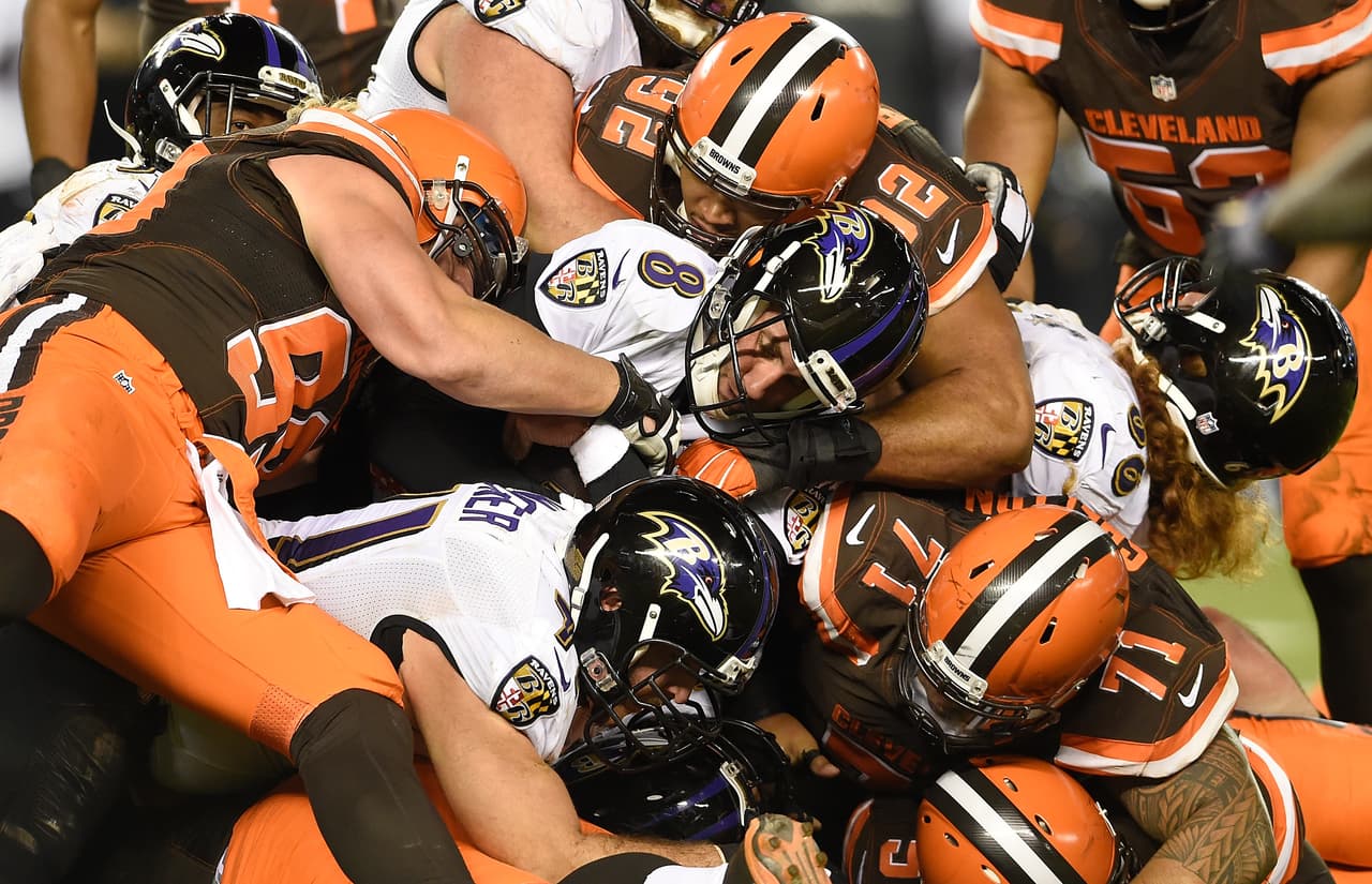 Dramático duelo se vivió en Cleveland donde los Ravens sacaron el partido 33-27 a los Browns. Checa las mejores tomas de este duelo de Lunes por la Noche.