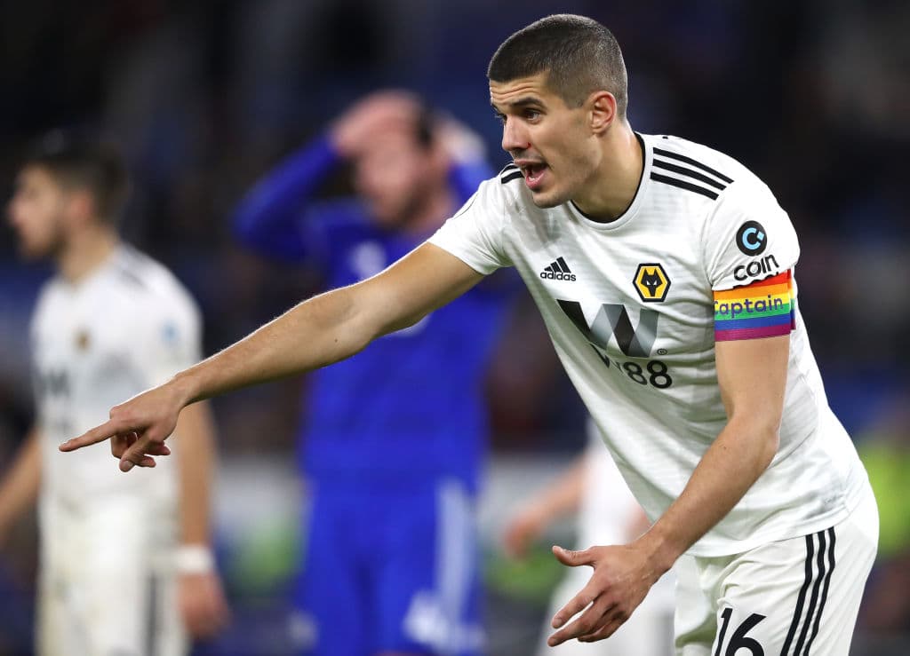 Este fin de semana en la Premier League habrá distintivos en apoyo a la comunidad LGBTI como la cinta que porta el capitán del Wolverhampton, Conor Coady.