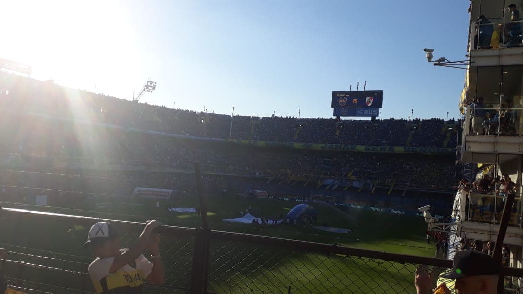 Ya en el interior de La Bombonera se vive la magia del Superclásico Argentino.