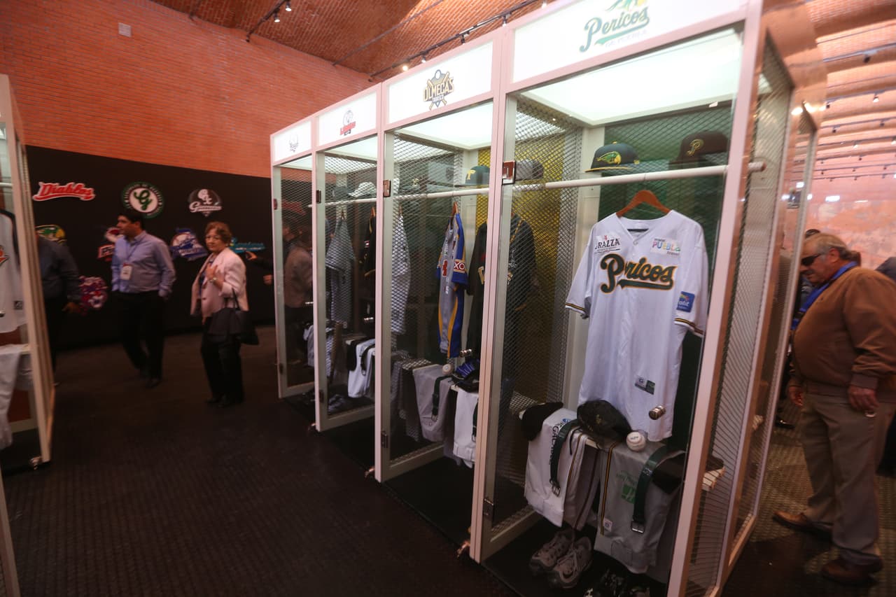 El presidente de México, And´rés Felipe López Obrador, fue uno de los presentes como fanático en la reinauguración del Salón de la Fama del Béisbol Mexicano, que revive grandes del momento de ese deporte a nivel local.