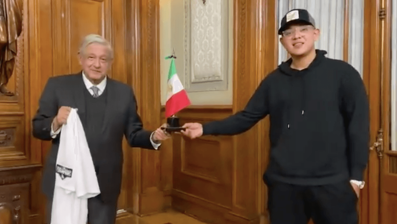 AMLO recibe a Julio Urías de los Dodgers en Palacio Nacional