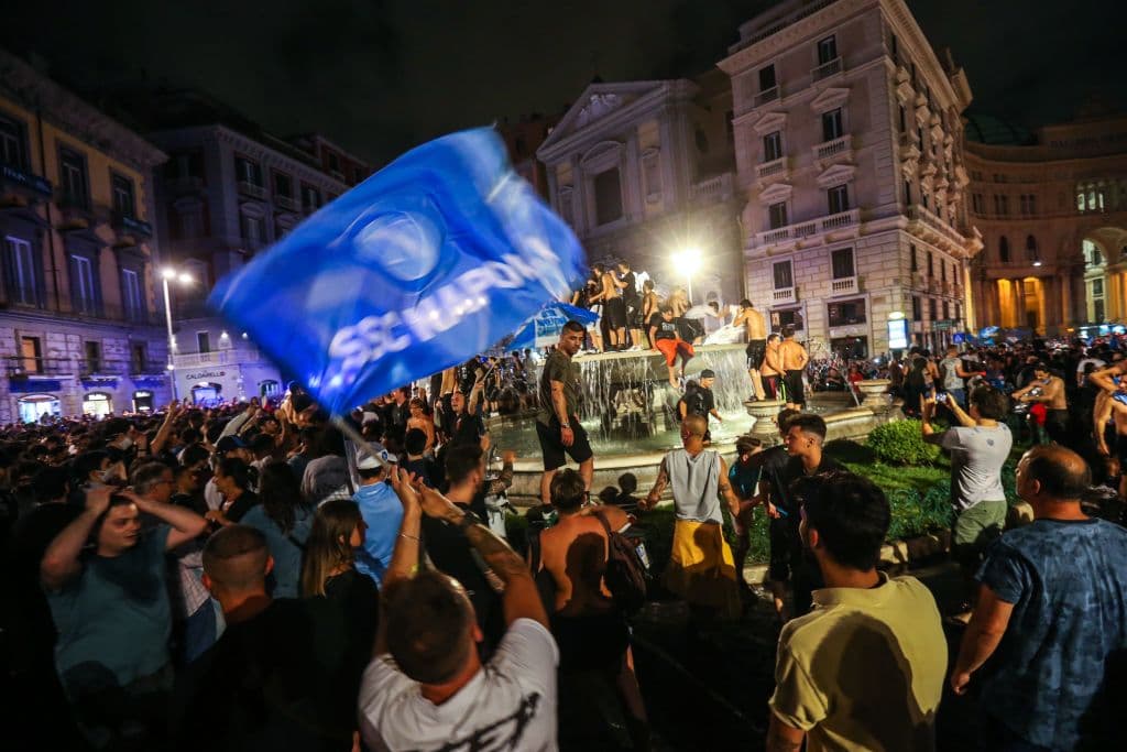 Nada pudo contener la alegria de la afición de Napoli al conseguir un nuevo título del equipo ante Juventus.