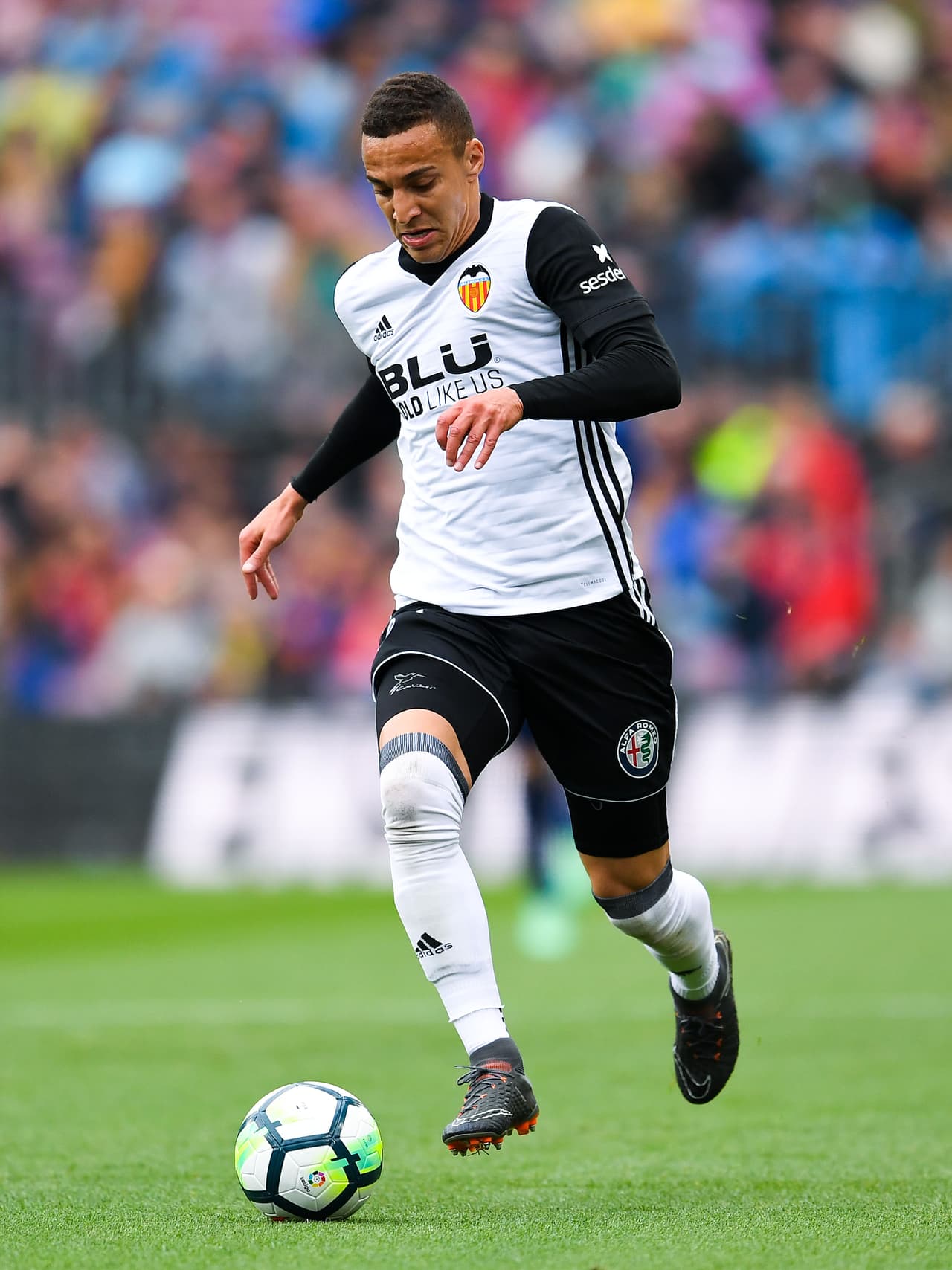 Rodrigo Moreno, minutos después, casi acaba con la alegría del Camp Nou después de un error de Piqué en salida el cual remató de pierna izquierda, pero encontró bien ubicado a Ter Stegen.