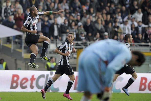 La goleada de los locales no tardó en tomar forma, con los tantos de Aquilani y Felipe Melo.