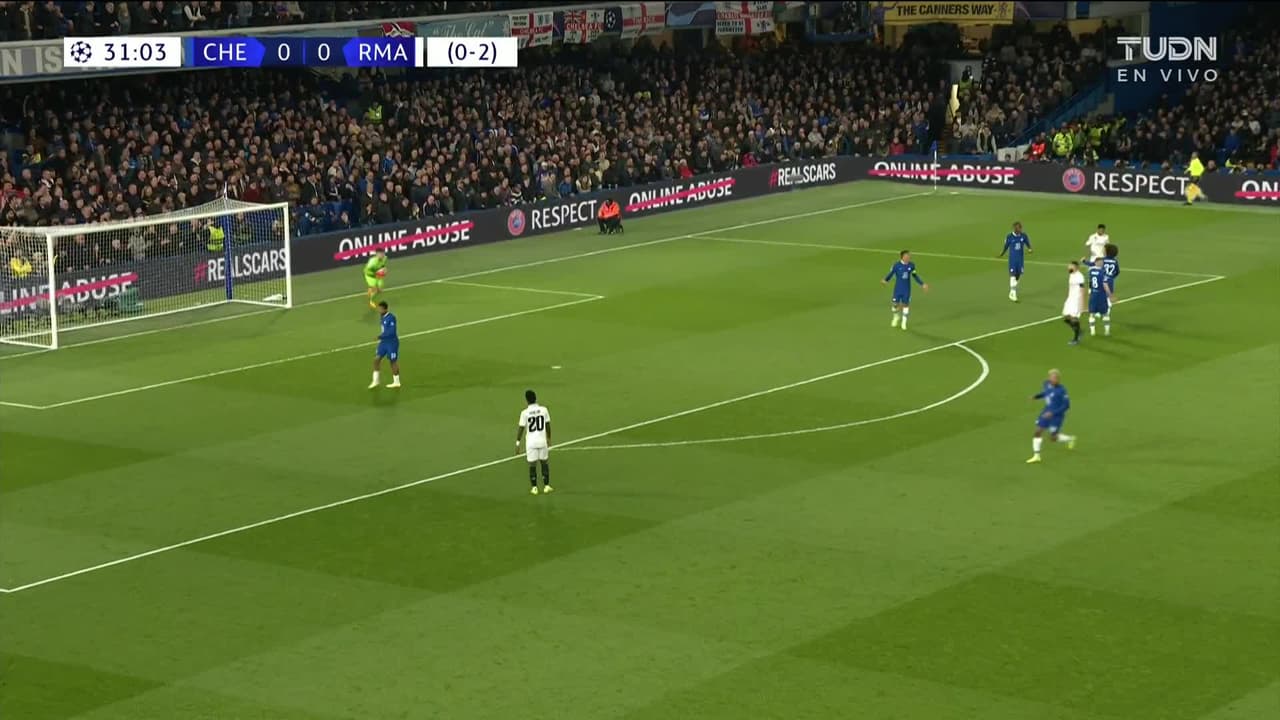 ¡TIRO ATAJADO! disparo por Karim Benzema.