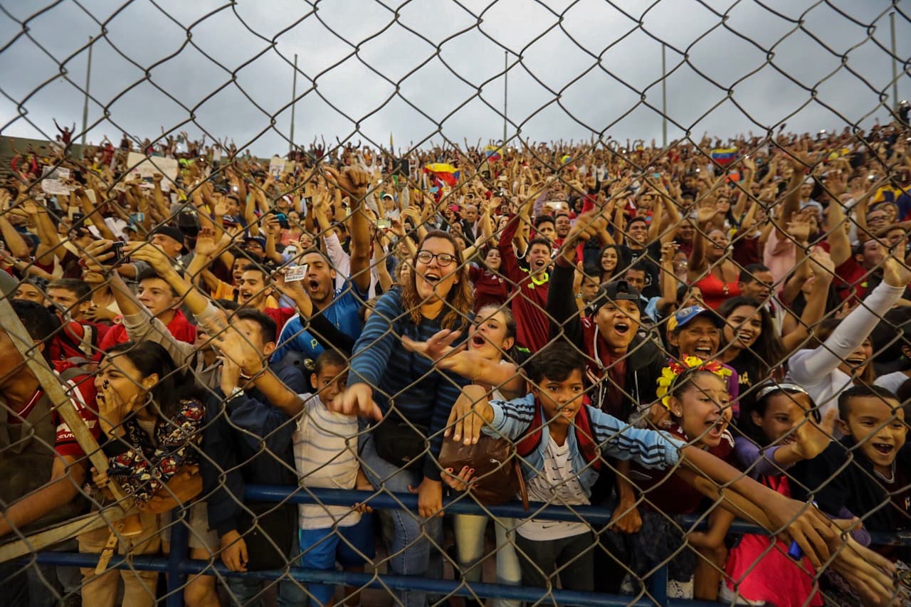 CAR127. CARACAS (VENEZUELA), 13/06/2017.- Fanáticos venezolanos participan en un homenaje a la selección Sub'20 de fútbol hoy, martes 13 de junio de 2017, en Caracas (Venezuela). Miles de venezolanos homenajearon este martes a los jugadores de la plantilla Sub'20 de su país, que obtuvo el subcampeonato en el Mundial de la categoría que se disputó hasta el pasado 11 de junio en Corea del Sur, con un multitudinario acto en el estadio Olímpico de la Universidad Central de Venezuela (UCV), en Caracas. EFE/MIGUEL GUTIÉRREZ