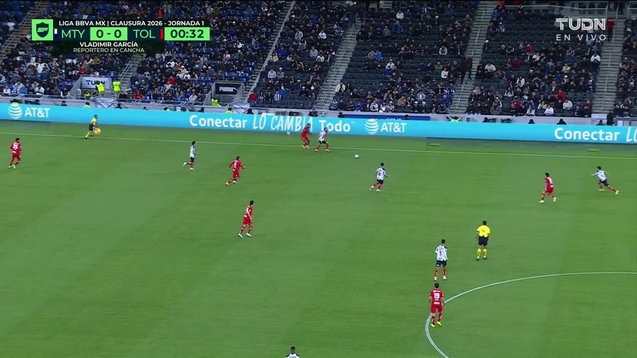 Arranca el partido y la pelota está en juego.
