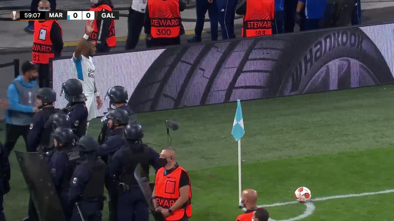 ¡CERCA! William Saliba disparó que se estrella en el poste.