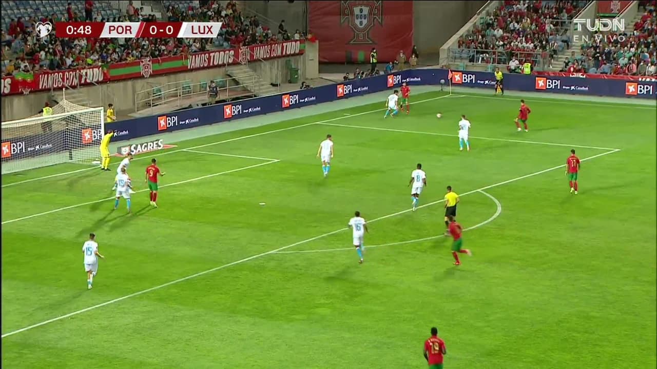 Arranca el partido y la pelota está en juego.