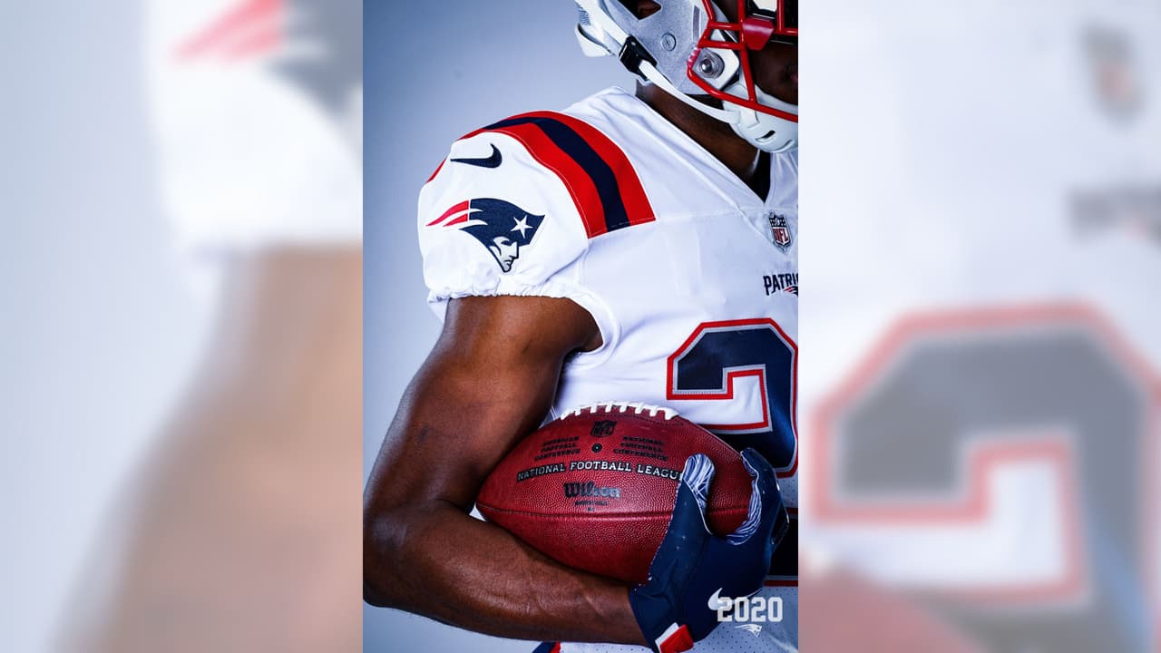 Los Patriots ya sin la presencia de Brady y en modo de reestructuración presentaron su nueva indumentaria para la temporada 2020 en la NFL. El color azul es muy similar al modelo color rush y el blanco es una adaptación combinando con las licras azules.