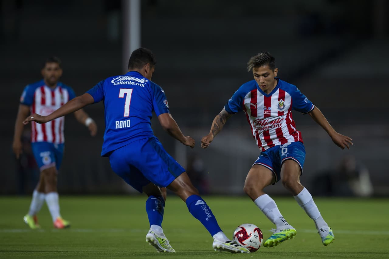 Chivas comienza a conectarse al partido y por medio de la presión le empiezan a hacer daño a la Máquina.