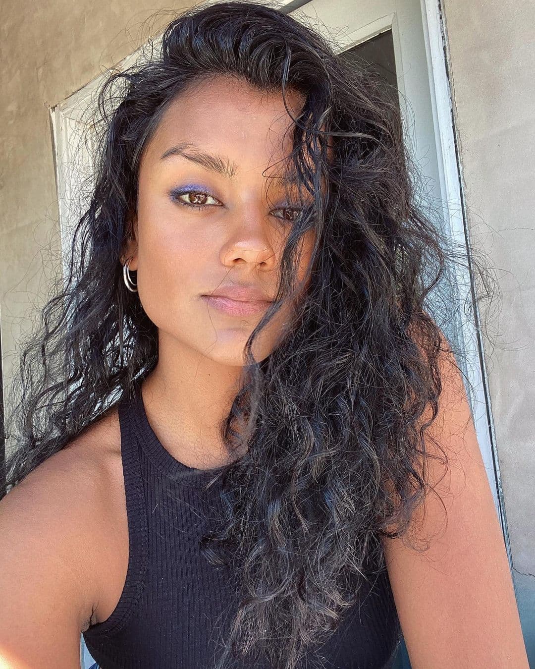 Simone ha roto estereotipos, pues ha logrado obtener roles diferentes a los que le ofrecen a chicas indias y, seguramente, lo seguirá haciendo ahora en la serie ‘Bridgeton.