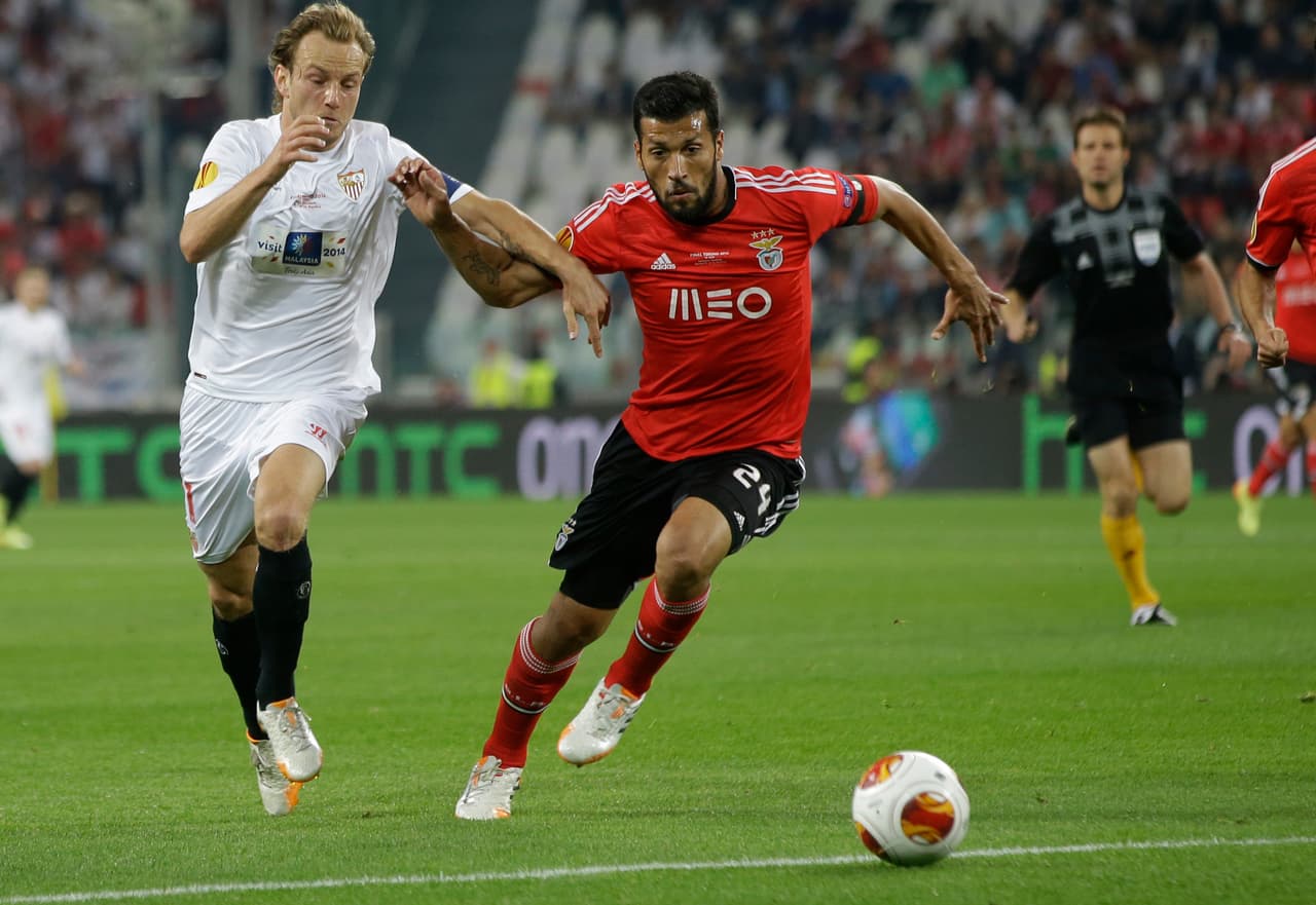 Tras cuatro años llegó la consolidación como jugador, lo que le valió emigrar de nuevo, ahora con rumbo hacia España.