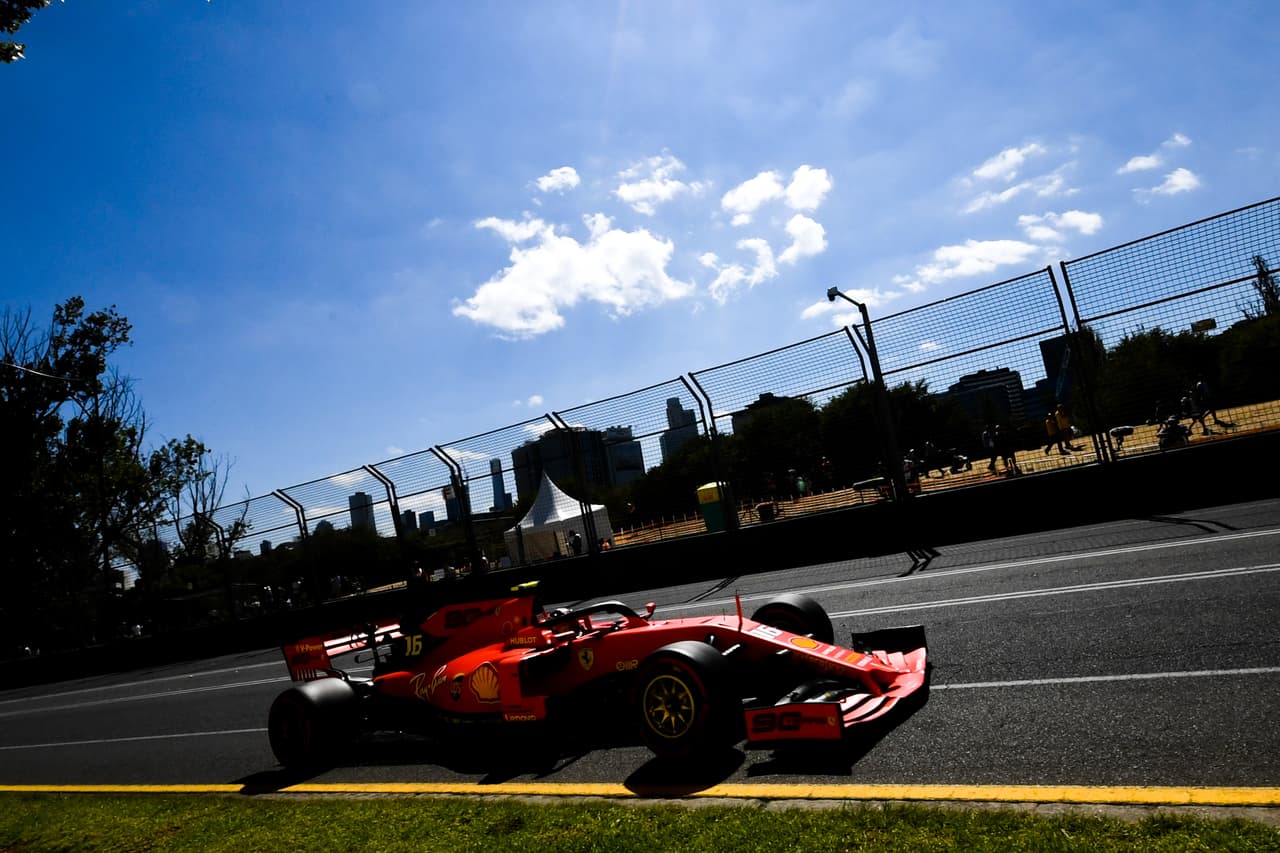 Este viernes se corrieron las dos sesiones de práctica en Melbourne en las que Lewis Hamilton fue el más veloz llegando a hacer la vuelta en 1:22:600. Sebastian Vettel y Valtteri Bottas lo escoltaron cada uno en una de las jornadas. Este sábado en la mañana será la clasificación y el domingo habrá bandera verde.
