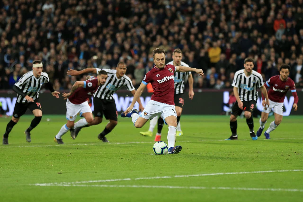 El capitán Mark Noble se encargó de cambiar la falta por gol desde los doce pasos y poner a los Hammers a suficiente distancia como para ilusionarse con un nuevo triunfo.