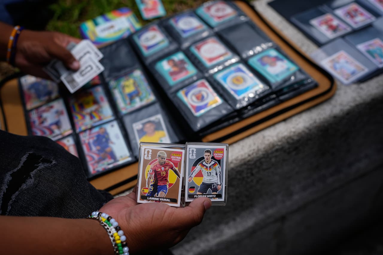 La fiebre de las estampas Panini en la Copa Mundial se convierte en fenómeno global de coleccionismo