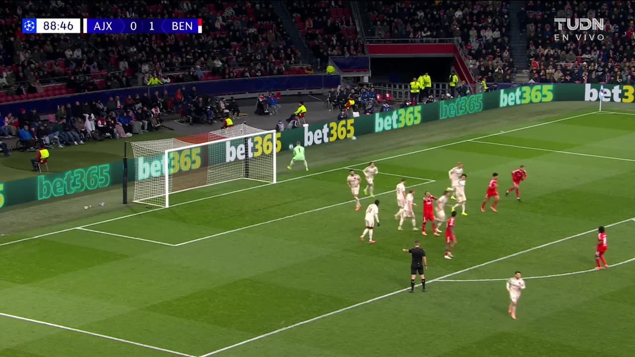¡GOL!  anota para Benfica. Leandro Barreiro