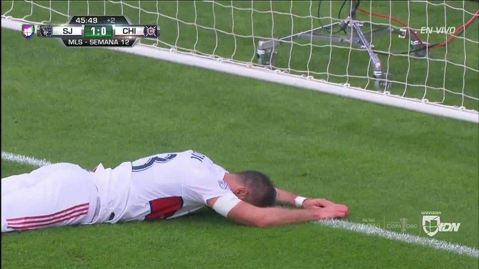 Tiro desviado de Nemanja Nikolic