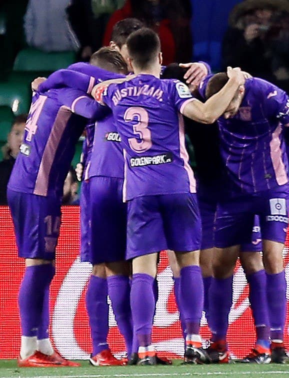 GRAF2783. SEVILLA. 15/01/2017.- Los jugadores del Leganés celebran el segundo gol del equipo madrileño durante el encuentro correspondiente a la jornada decimonovena de primera división que disputan esta noche frente al Betis en el estadio Benito Villamarín, en Sevilla. EFE/Jose Manuel Vidal,