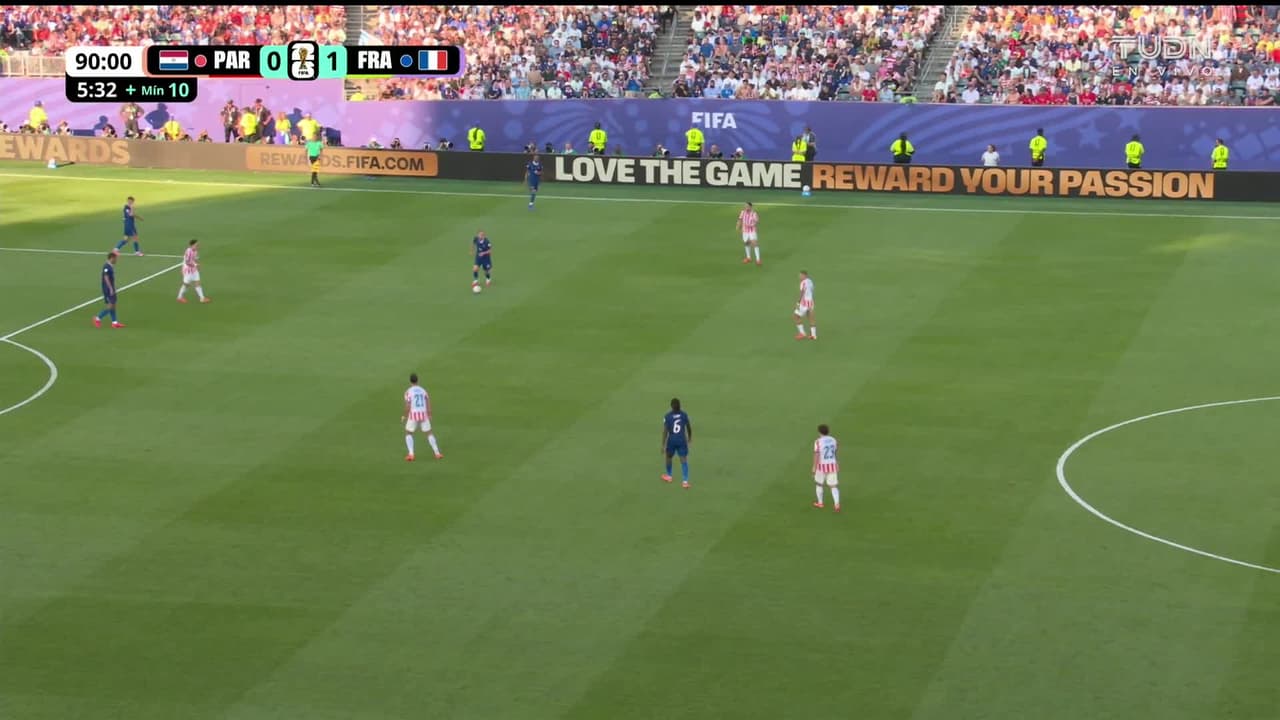 ¡TIRO ATAJADO! disparo por Kylian Mbappé.