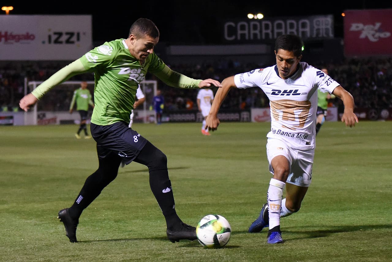 Una doble preocupacióm consumía a los Pumas: el gol en contra y un jugador menos sobre la cancha. Con estas adversidades los universitarios tenían que sacar el pecho y jugar con orgullo en busca de una proeza. Pero la empresa fracasó minutos más tarde.