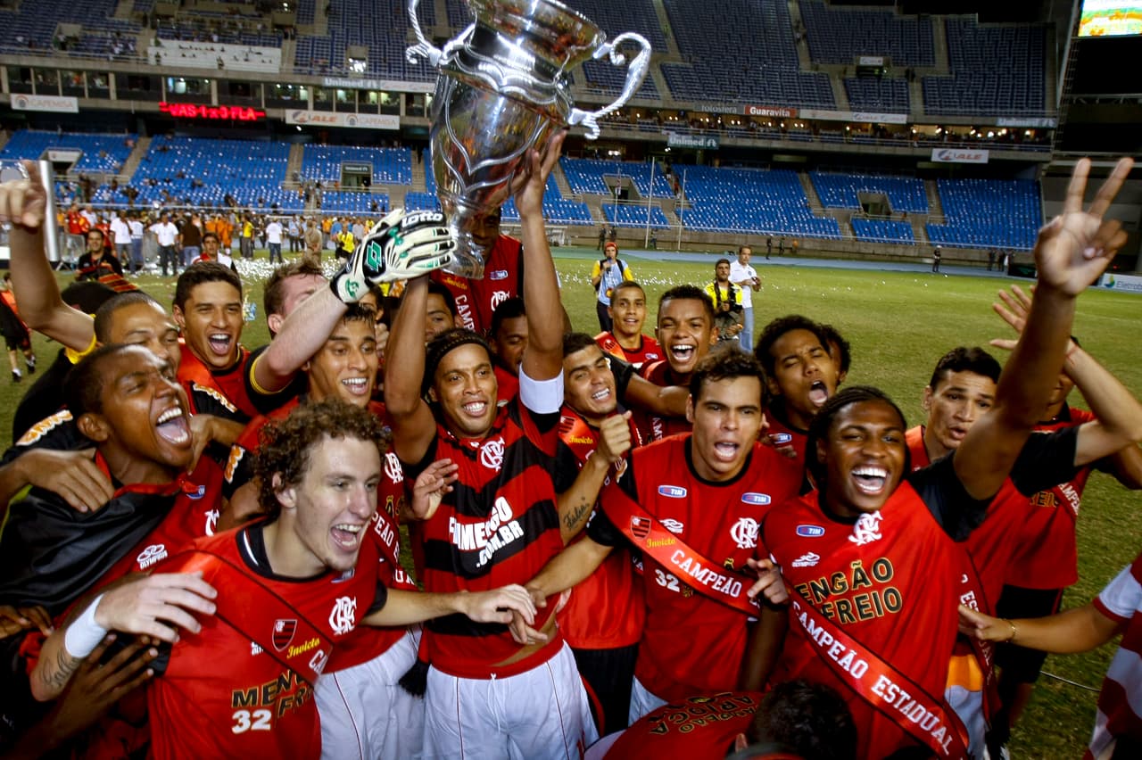 Su tercer y último título con el 'rubronegro' fue el de la Taça Río, todos estos en el 2011.