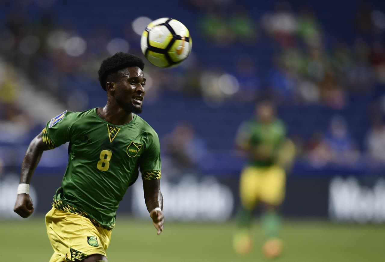 Oniel Fisher intentó llevar peligro al marco de Derby Carrillo.