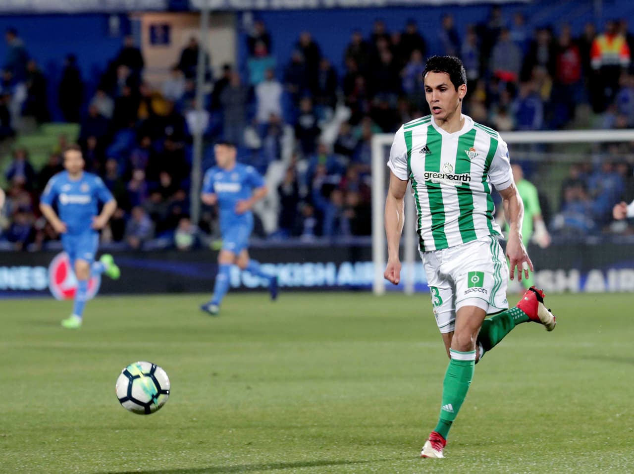 Betis mostró su jerarquía y con esta victoria de visitante se mantiene en la pelea, apenas a un punto del quinto lugar, el Villarreal.