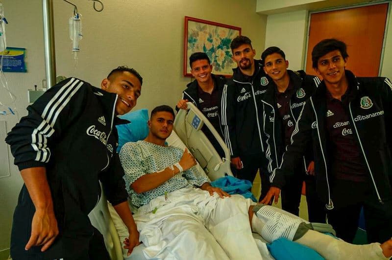 El Tri visita a Alan Medina en el hospital