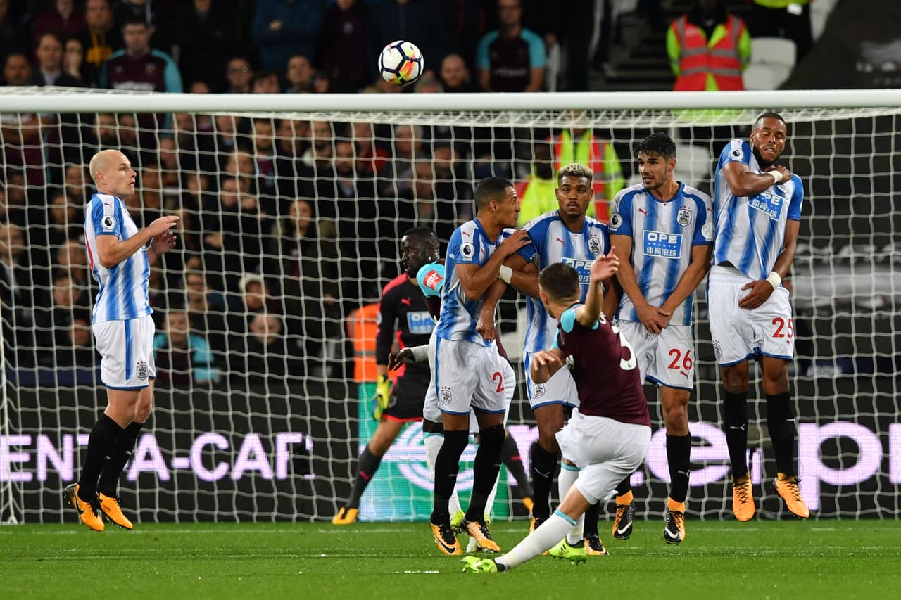 Aaron Cresswell tuvo una de las opciones del West Ham en la primera mitad con este tiro libre, pero se fue por encima del arco.
