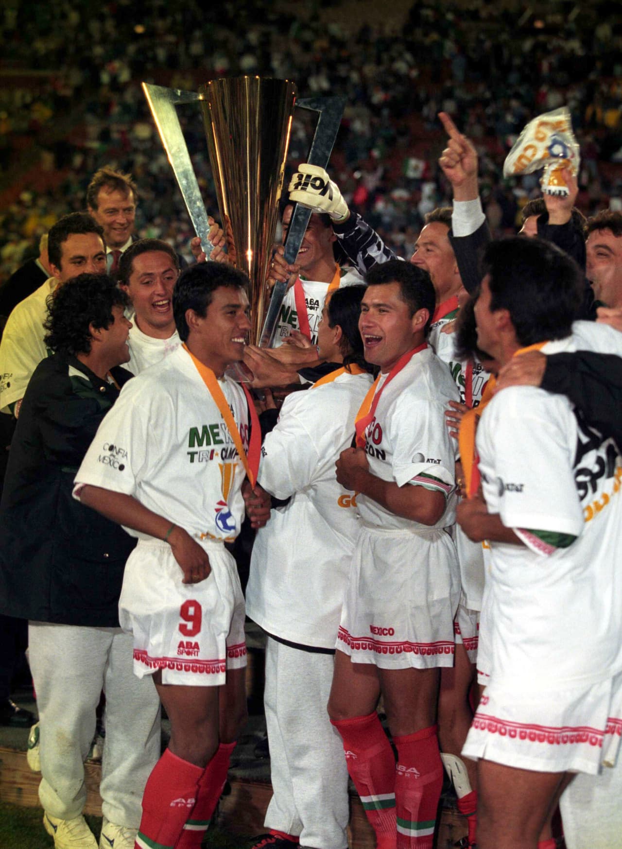 La cuarta edición de la Copa Oro se disputó en 1998 y tuvo como sede Estados Unidos, y nuevamente Brasil fue el invitado del torneo que se sumó a 9 selecciones de la Concacaf; México, Costa Rica, Cuba, Guatemala, Honduras, El Salvador, Jamaica, Trinidad y Tobago y el anfitrión.