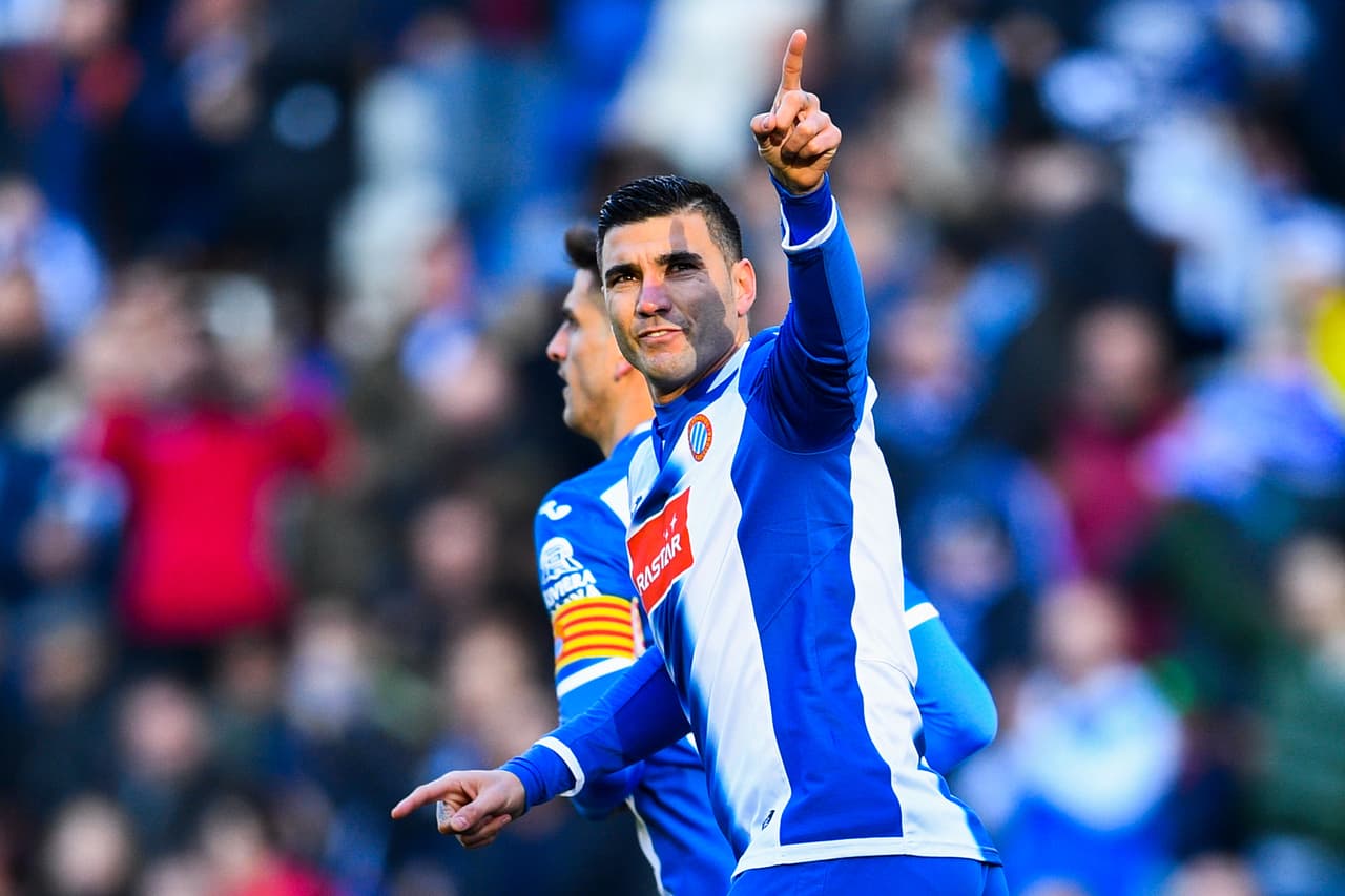 Como ídolo se marchó al Espanyol para la temporada 2016/17. A pesar de aún mostrar calidad por la banda, el físico no era el mismo.