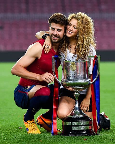 Ya el equipo estaba en las duchas, pero Piqué disfrutaba su momento con Shakira.