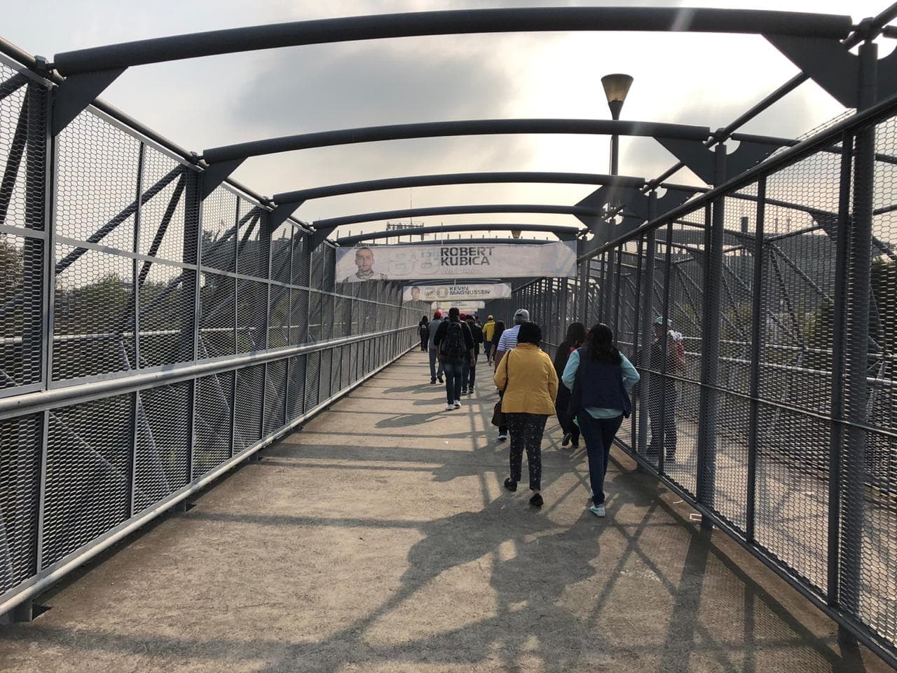Aficionados conviven en familia previo al inicio de la Fórmula 1 en el Autódromo Hermanos Rodríguez.