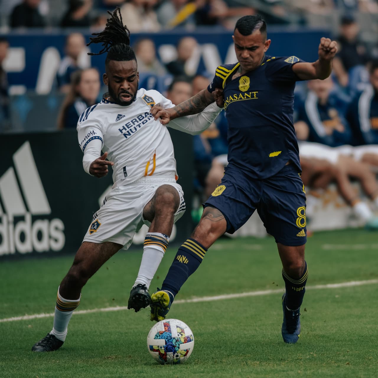 LA Galaxy venció a Nashville 1-0 en Cuartos de Final con gol de Julián Araujo; a Chicharito le anularon un gol.