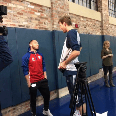 Entre Alemanes: Timo Pitter del FC Dallas conoce a Dirk Nowitzki de los Mavericks